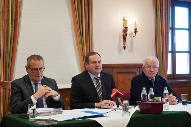 Anwalt Adolf Concin, Rupert Reischl, Bürgemeister von Koppl und Johann Strasser, Bürgermeister von Eugendorf kämpfen weiter für ein Erdkabel.
