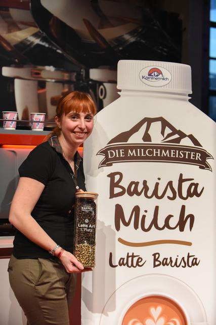 Barista Milch der Kärntnermilch mit Latte-Art Staatsmeisterin Tamara Nadolph