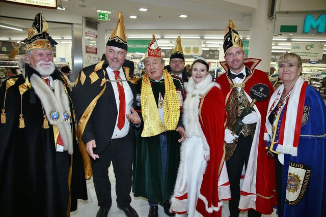 Die 30-köpfige Kärntner Faschings-Abordnung hat Richard Lugner in der Lugner City einen Besuch abgestattet | Foto: Robert Rieger