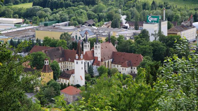 Stift Göß, im Hintergrund die Produktionsanlagen der Gösser Brauerei | Foto: Freisinger