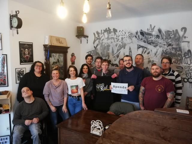 Der Verein Leib & Söl in Weiz sowie die Mitarbeiter der Tagesstätte und des Trödlerladens nahmen eine großzügige Spende des Tattoo Studio „RATs Good Soul" entgegen.