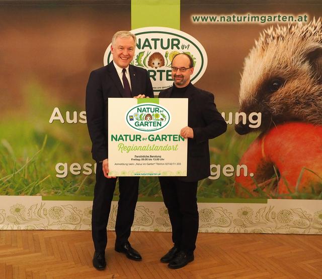 Landesrat Martin Eichtiner und „Natur im Garten“ Regionalberater Robert Lhotka.

  | Foto: „Natur im Garten“