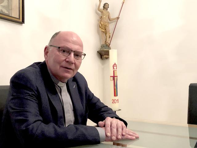 Pfarrer Karl Engelmann beim Interview mit der bz.