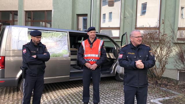 Kommandant vor Ort, Siegfried Rinner (mit roter Schutzweste), Stefan Eder (li.) und Erich Lettenbichler