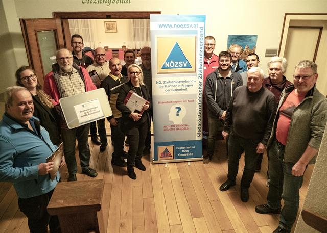Alfred Gruber (NÖ Zivilschutverband), Manuela Böck (Koordinatorin Marktgemeinde Zwentendorf, Peter Hegny (Gemeinderat), Andreas Weitzenböck (Interessent), Peter Grestenberger (Vizebürgermeister a.d., Johann Zanitzer (FF Zwentendorf), Manuel Bunzengruber (Leiter Gmoakuchl), Marion Török (Bürgermeisterin), Hermann Kühtreiber (Altbürgermeister), Ernst Prix (Rotes Kreuz, Bezirksstelle Atzenbrugg-Heiligeneich), Michael Grubmüller (GGR), Rudolf Schwarz (NÖ Zivilschutzverband), Gerhard Zanitzer (FF Zwentendorf), Johann Preisberger (FF Zwentendorf), Ernst Grill (FF Zwentendorf), und Herbert Götz (FF Zwentendorf)
