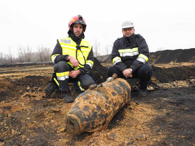 Betriebsfeuerwehrmann Michael Redl und EVN Werksleiter Rudolf Gutscher