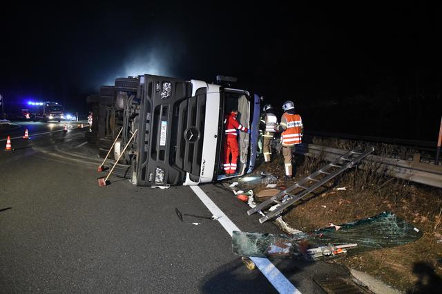 Der Sattekschlepper kippte auf die Seite und der Fahrer musste im BKH Schwaz versorgt werden.