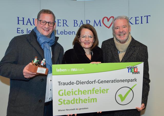 Foto 2 (v.l.n.r.): Geschäftsführer Lukas Pohl (Stadtheim Wr. Neustadt), Sozial-Landesrätin Christiane Teschl-Hofmeister, Bürgermeister Klaus Schneeberger.