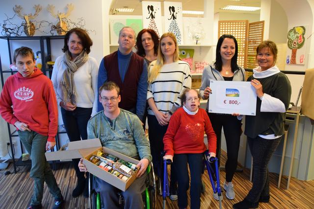 Die KlientenInnen der Tagesstätte haben den Verkauf mit professionellen Verpackungsdiensten unterstützt und dafür heuer 800 Euro erwirtschaftet.