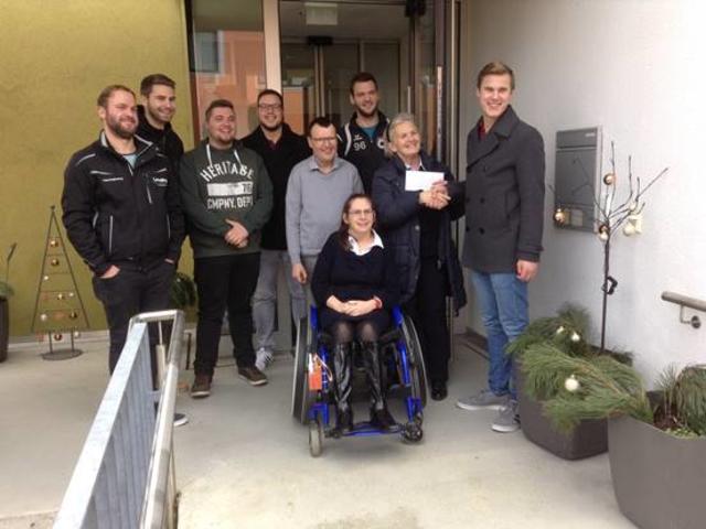 Markus Jungwirth mit seinen Stammtisch-Kollegen bei der Spendenübergabe an Christine Rauscher von der Lebenshilfe im Wohnhaus Dr.-Renner-Straße in Vöcklabruck.