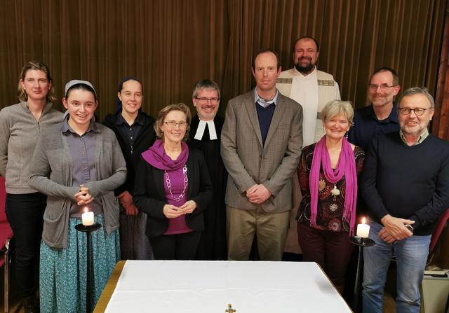 Renate Trauner, Christian Brost, Andi Zimmerman und Jerome Ciceu mit einigen Teilnehmern beim ökumenischen Wortgottesdienst.