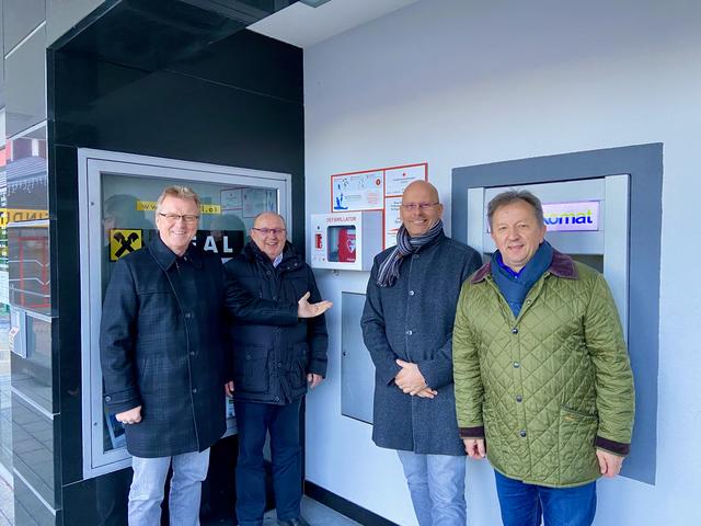 Der Defibrillator ist am Gemeindeplatz aufgestellt.