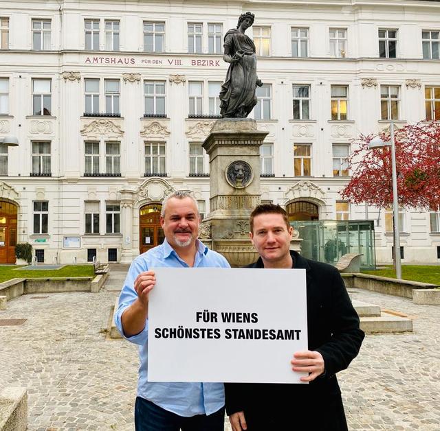 Petitionseinbringer Stefan Smolka und Josef Mantl (ÖVP) am Schlesingerplatz.