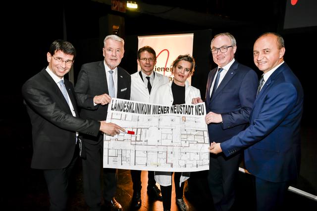 v.l.n.r.: Mag. Andreas Gamlich, Kaufmännischer Direktor; Bürgermeister Klaus Schneeberger; Dr. Peter Gläser, MBA, Ärztlicher Direktor; Dipl. KH-BW Christa Grosz, MBA, MBA, Pflegedirektorin; LH-Stellvertreter Dr. Stephan Pernkopf; Mag. Mag. (FH) Konrad Kogler, Geschäftsführer für Personal und Organisation, NÖ Landeskliniken-Holding;.