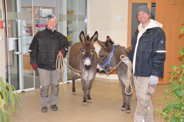 Elisabeth und Andreas Nussbaumer besuchen mit Martin und Lucky regelmäßig das Pflegekompetenzzentrum Weppersdorf