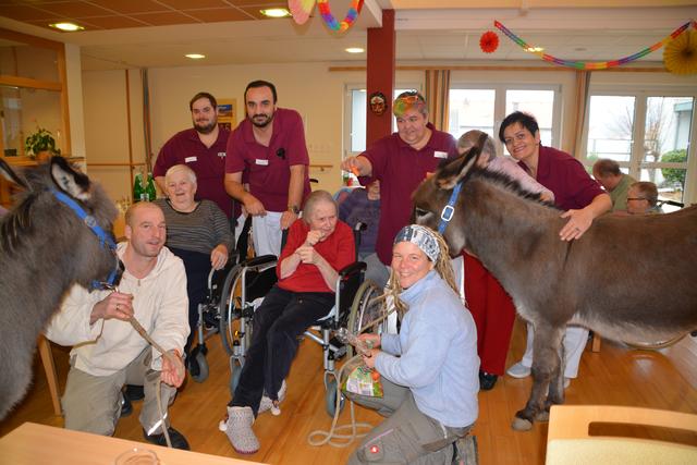 Bewohner und Personal freuen sich jedes mal wenn Martin und Lucky zu Besuch kommen