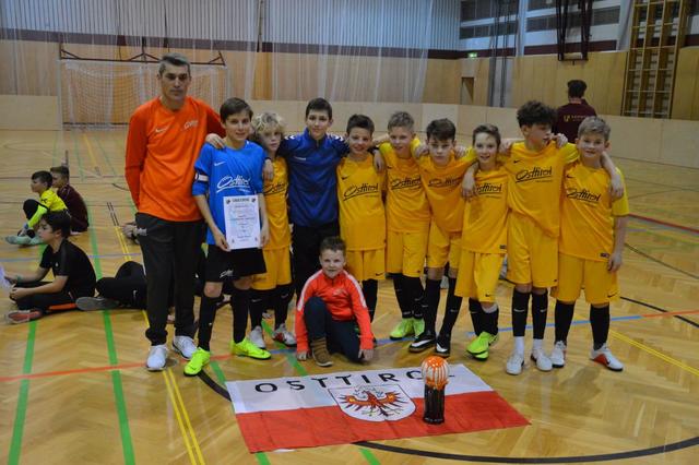 Die U12 Auswahl der SG Osttirol mit Trainer Munib Kasupovic konnte sich beim Hallenturnier in Wolfsberg über den 2. Platz freuen.