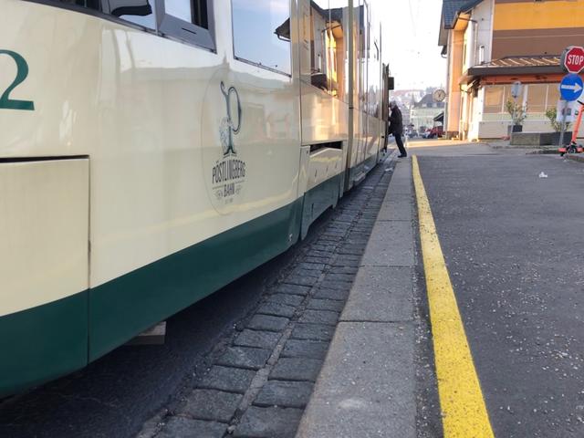 Bei der Straßenbahn-Haltestelle am Mühlkreisbahnhof fehlt bislang eine barrierefreie Aus- und Einstiegsmöglichkeit.