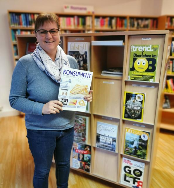 Die ehrenamtliche Bücherei-Mitarbeiterin Doris Blaslbauer vor dem neuen Zeitschriften-Regal.