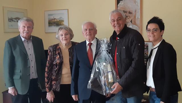 Bürgermeister Alexander Benedikt, Vize-Bürgermeisterin Ines Hölbling sowie Alt-Bürgermeister Manfred Mitterdorfer gratulierten Roland Adunka, am Foto mit Frau Irmgard, zum 80. Geburtstag.