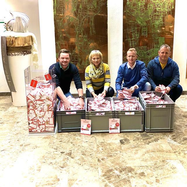 Die glücklichen Gewinner des LG Weihnachtsgewinnspiels wurden von den Vorstandsmitgliedern Mathias Venier, Monika Tschallener, Mathias Weinseisen und Armin Wolf ermittelt.