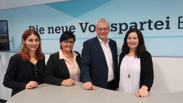 Marianne Hackl (2. von links) mit den Landtagskandidatinnen Carina Laschober-Luif (links) und Melanie Eckhardt sowie ÖVP-Landesobmann Thomas Steiner.