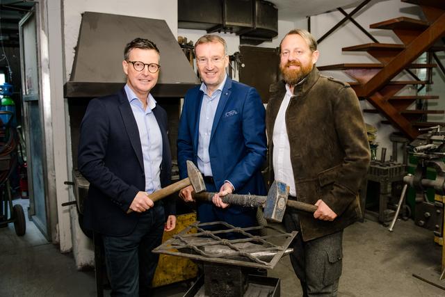 Bereit für die Wirtschaftskammer-Wahl 2020 (WK):
Kurt Katstaller (Direktor des Wirtschaftsbundes Salzburg), Manfred Rosenstatter (Wirtschaftsbund-
Landesobmann und WKS-Präsident) und Josef-Thomas Wenger (Inhaber der Schlosserei Wenger / Innungsmeister und Spitzenkandidat der Innung der Salzburger Metalltechniker) gaben bei der
Pressekonferenz im Salzburger Traditionsbetrieb, der Schlosserei Wenger, den Startschuss zur WK-Wahl.