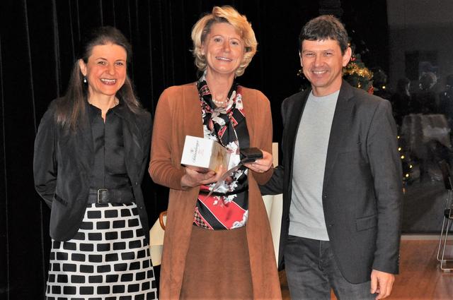 Bildmitte: Elfriede Rechberger bei der Verleihung durch die VHS; Fotonachweis: VHS