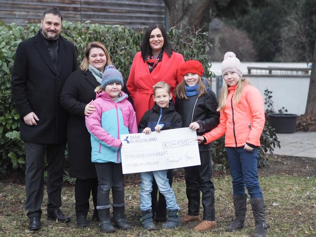 Scheckübergabe: 1.500 Euro an die Volksschule