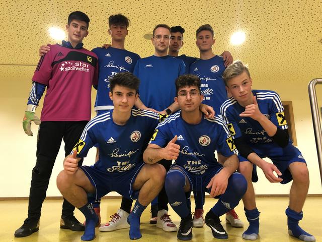 Die Kicker des SVR spielten Futsal auf hohem Niveau und gewannen das Hallenturnier in Imst. Trainer Lukas Mott (Mitte) ist stolz auf seine Jungs.