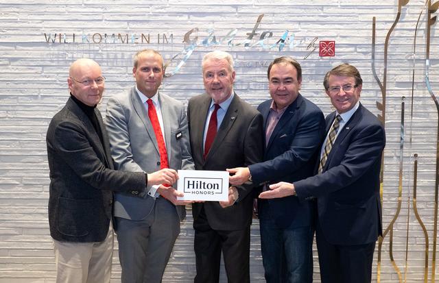 Architekt Franz Kaltenbacher, Hoteldirektor Michael Seitz, Bürgermeister Klaus Schneeberger, Eigentümervertreter Beck Astanakulov und Kulturstadtrat Franz Piribauer im "Hilton Garden Inn".