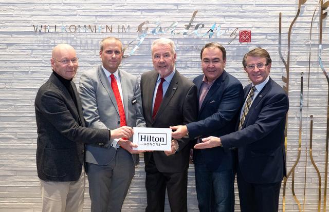 Architekt Franz Kaltenbacher, Hoteldirektor Michael Seitz, Bürgermeister Klaus Schneeberger, Eigentümervertreter Beck Astanakulov und Kulturstadtrat Franz Piribauer im "Hilton Garden Inn". | Foto: Stadt WN/Weller