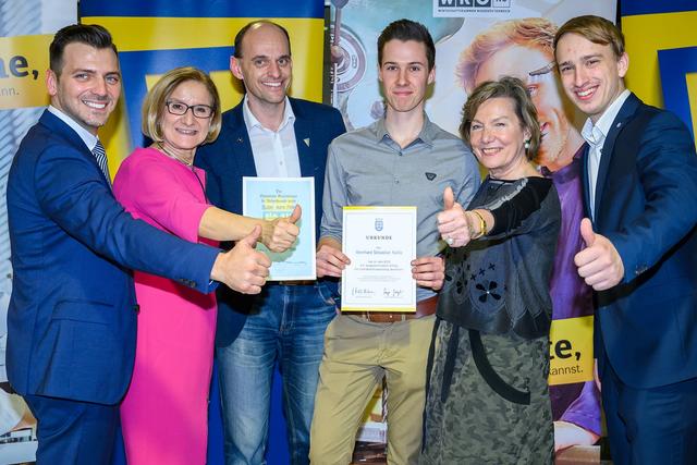 Landeshauptfrau Johanna Mikl-Leitner mit Microtronics CEO Hans-Peter Buber, ausgezeichnetem Lehrling Bernhard Kadla und NÖ Wirtschaftskammer-Präsidentin Sonja Zwazl.