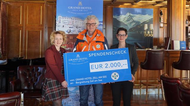 Direktorin Bettina Mayerhofer und Direktionsassistentin Martina Marko bei der Scheckübergabe an Bergrettungs-Chef Rainer Straub.