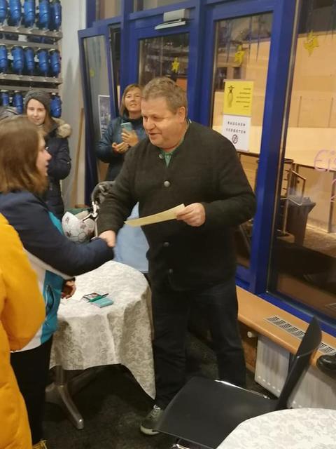 Stadtrat Wolfgang Scharinger gratulierte und überreichte die Urkunden.