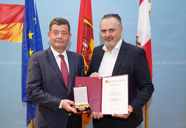 Verleihung des Komturkreuzes durch Landeshauptmann Doskozil (rechts) an Esterhazy Generaldirektor Stefan Ottrubay im Schloss Esterházy iim Dezember 2019.
