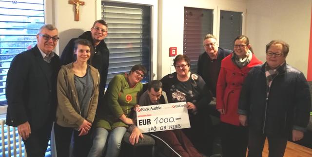 Bei der Spendenübergabe an das Caritas Wohnhaus.
