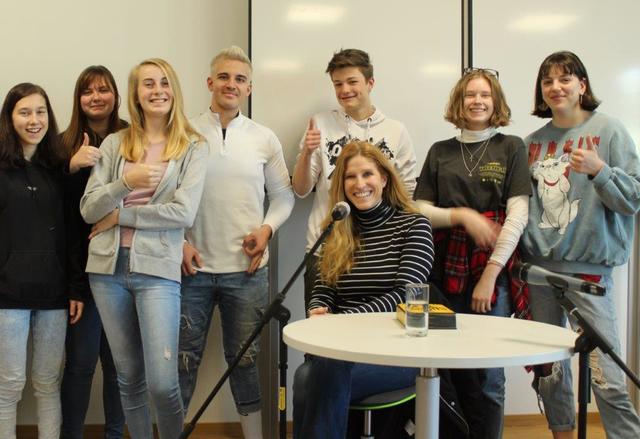 Begeisterte Schüler mit der Autorin.