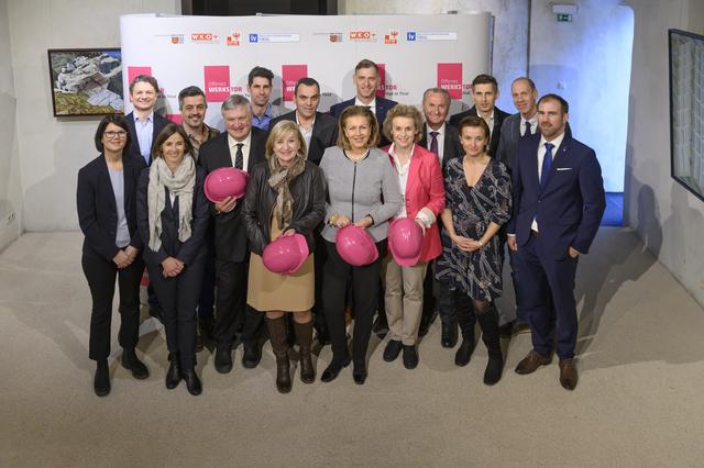 Freuen sich auf die bereits fünfte Auflage des Offenen Werkstors Hall in Tirol: (v.l.) Mag. Michael Gsaller (Stadtmarketing Hall in Tirol), Karl Josef Ischia (Wirtschaftskammer / Bezirksstelle Innsbruck Stadt), Landesrätin Dr. Beate Palfrader, Landesrätin Patrizia Zoller-Frischauf, Bürgermeisterin Dr. Eva Maria Posch, Dr. Eugen Stark (Industriellenvereinigung Tirol) und Bernhard Vettorazi (Innsbruck Marketing).