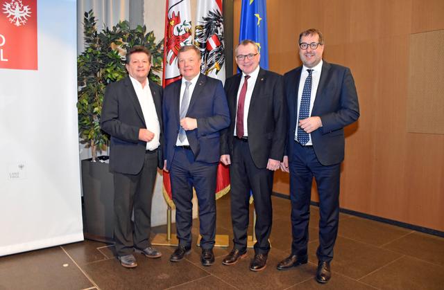 V.li.: Gemeindeverbandspräsident Ernst Schöpf, LR Bernhard Tilg, Landesrat Johannes Tratter sowie Vizebürgermeister von Innsbruck Franz Gruber bei der Pflegeenquete.