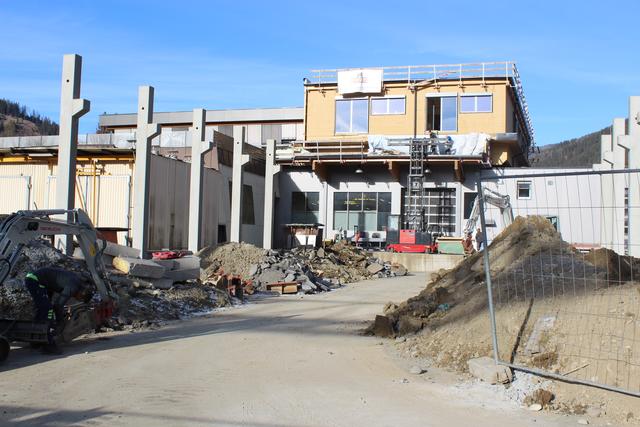 Rund eine Million Euro wird in die neue Halle investiert. Die Nachfrage nach Glasbalkonen steigt.