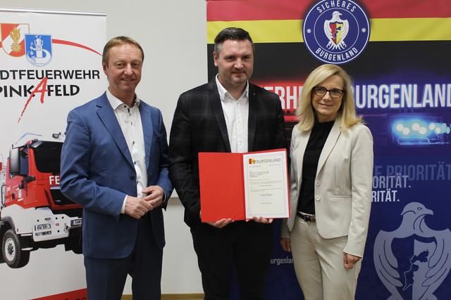 Landeshauptmann-Stellvertreter Johann Tschürtz und Abteilungsvorständin Mag.a Brigitte Novosel (v.l.) übergaben das Dekret an Landesfeuerwehrdirektor Sven Karner (Mitte).