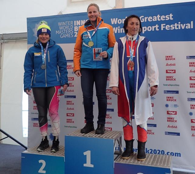 Ganz oben am Stockerl: Alexandra Zemsauer bei den World Masters Games am Patscherkofel.