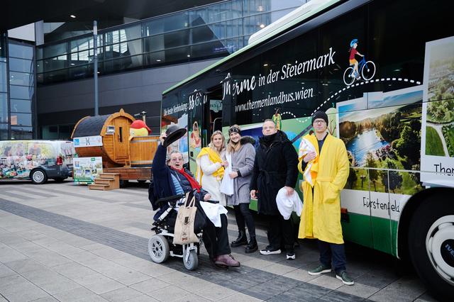 Zahlreiche Hartgesottene sind in ihre bunten Bademäntel geschlüpft, haben den kalten Temperaturen getrotzt und sich einen Thermeneintritt sowie eine Hin- und Rückfahrt mit dem Thermenlandbus gesichert.