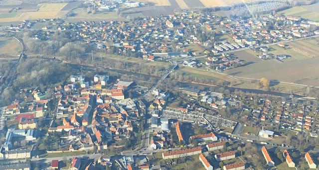 Ein aktuelles Luftbild von Traismauer zeigt: Innerstädtische Baulücken sind in bereits erschlossenen Siedlungsgebieten noch vorhanden, dennoch erfolgen laufend neue großvolumige Bauten auf der grünen Wiese, die zusätzliche Infrastrukturkosten erfordern.
