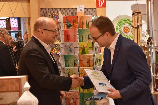 Hartwig Kirner (li.), Geschäftsführer von Fairtrade Österreich überreicht Vizebürgermeister Istvan Deli (re.) die Fairtrade-Urkunde.