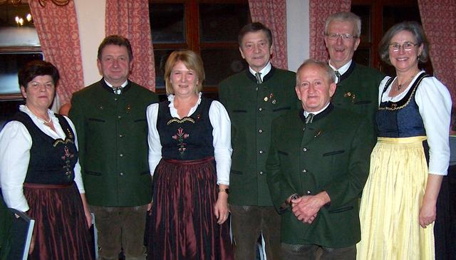 Die ausgezeichneten Trachtler Eder, Papst, Größwang, Maier, Rutzinger und Stumpfl mit Elfriede Weikath (v.l.).