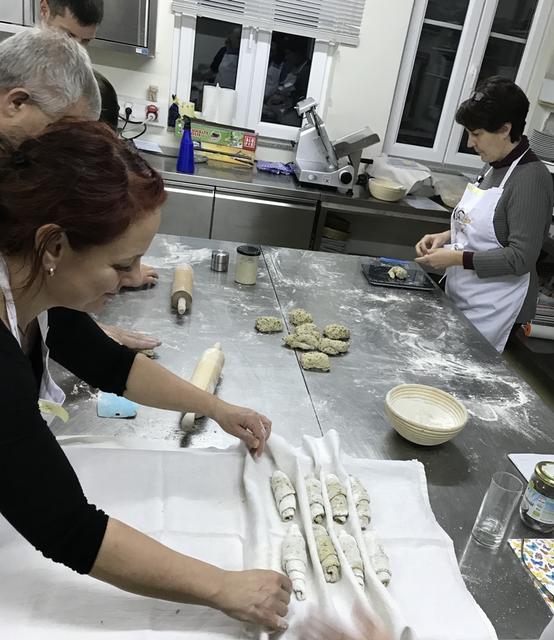Verschiedene Brotsorten werden gemeinsam gebacken.