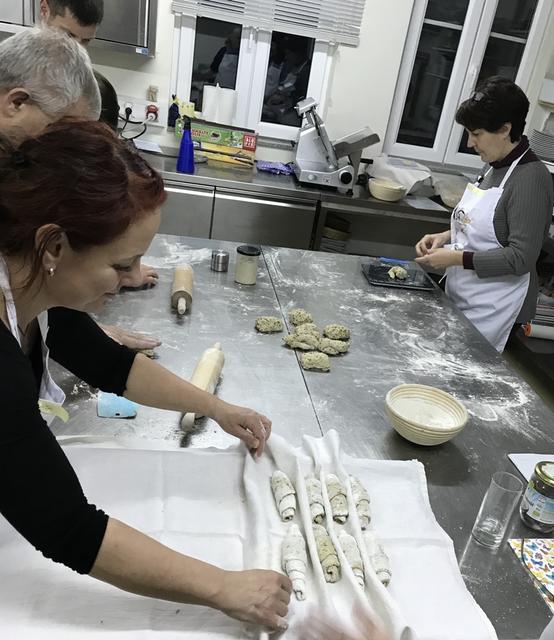 Verschiedene Brotsorten werden gemeinsam gebacken. | Foto: Privat