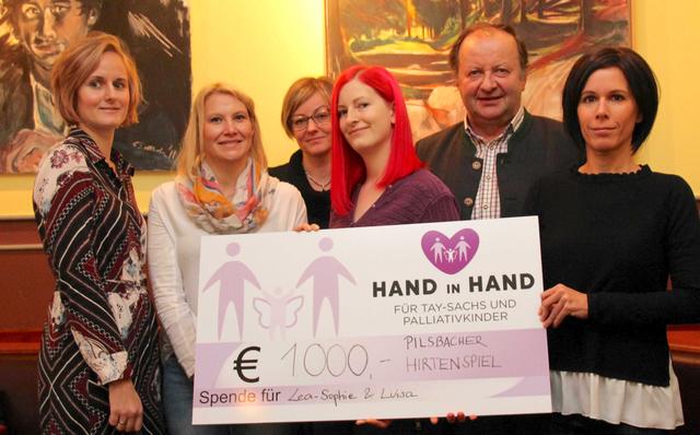 Scheckübergabe: Huemer, Lasinger, Gruber, Binder, Bürgermeister Alois Gruber, Ursula Zweimüller ("Hand in Hand", v.l.).